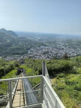 na lurški hrib z zobato železnico
